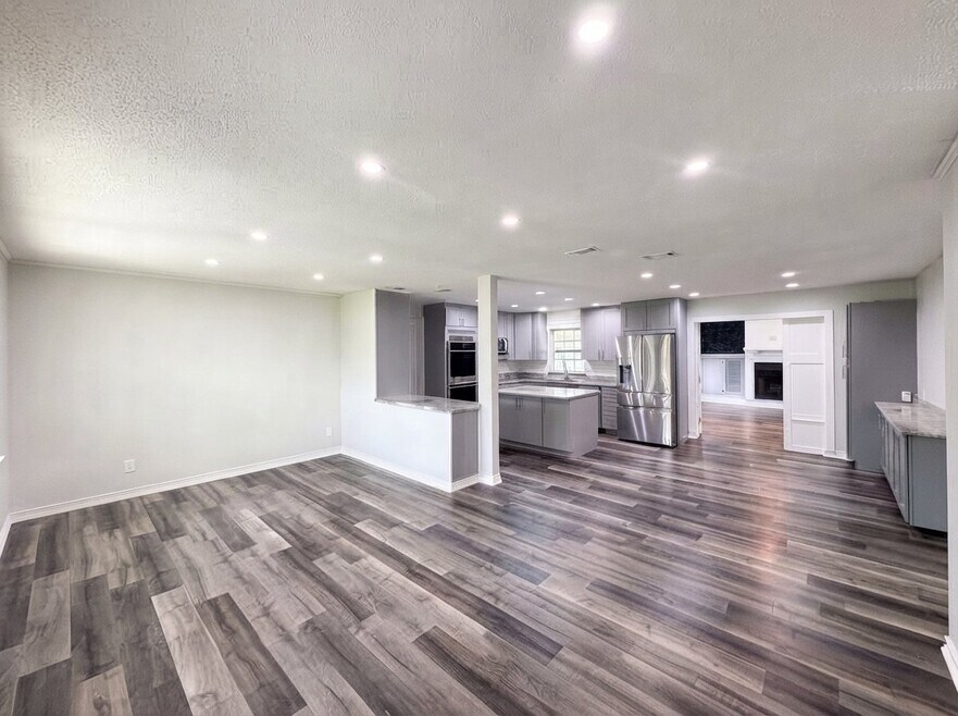 1823 Lori Ln W