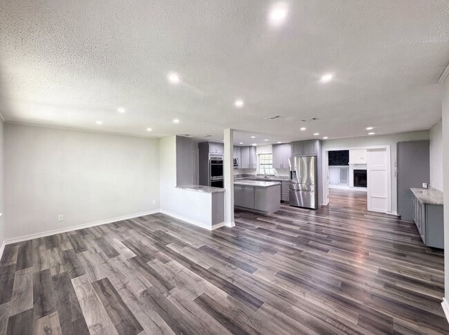 1823 Lori Ln W