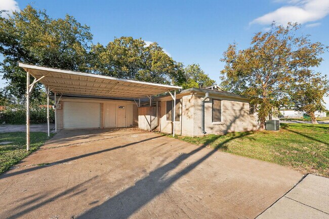 Building Photo - Charming 3-Bedroom Home on a Corner Lot in Fort Worth!