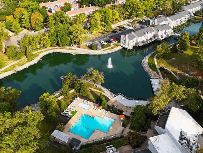 Building Photo - Vicino on the Lake Rental