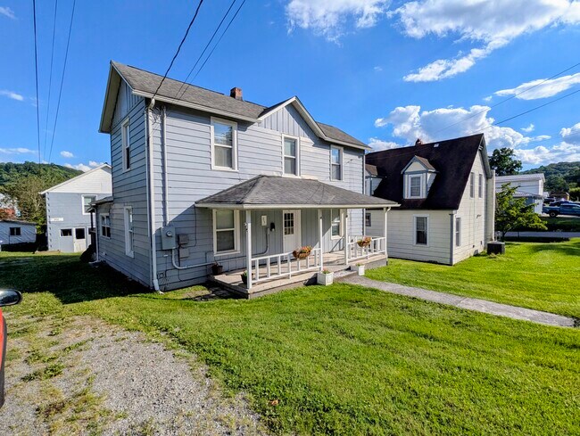 House w/ garage apt behind - 313 Ronceverte Ave Unit 313 Ronceverte Ave