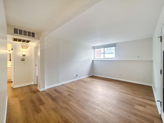 Photo - $0 DEPOSIT OPTION!!! CHARMING GARDEN-LEVEL... Unidad 7 Rental