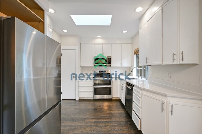 "Charming Bellevue 4-Bed Oasis with 2 Baths - Spacious 1560 Sq Ft Retreat!"