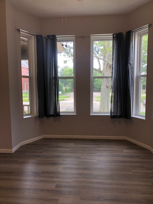 Photo - 437 W 6th St Unit 1