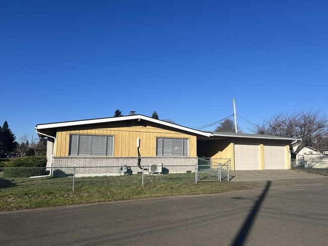 Photo - 2002 King St