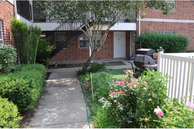 Photo - Colonial Manor Apartments