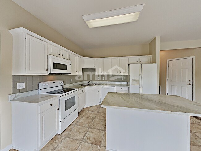 Photo - 147 Grove Ln S