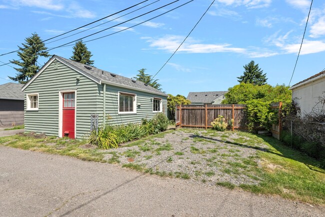 Whitworth - Whitworth Apartment Unit Back
