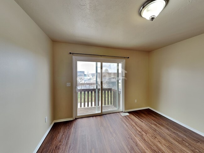1401 N 2225 W