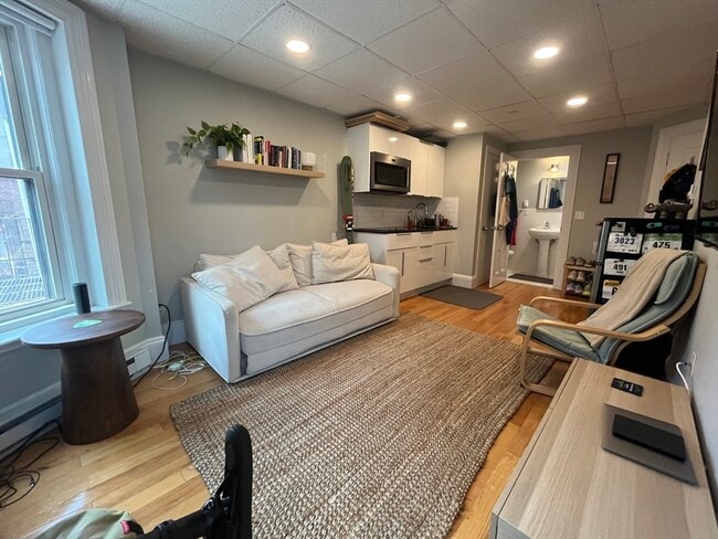 Building Photo - 287 Newbury St Unit 13