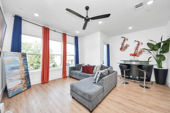 Photo - 4806 Cochran St