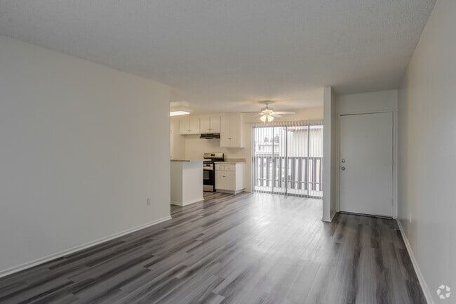 1BR, 1BA - 685SF - Living Room