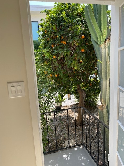 Mirando hacia afuera desde la entrada - 2219 Glendon Ave Unidad GH