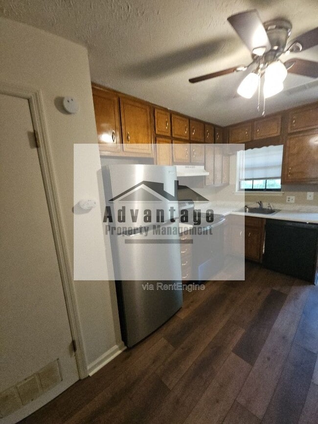 Photo - 1085 Eastview Pkwy NE
