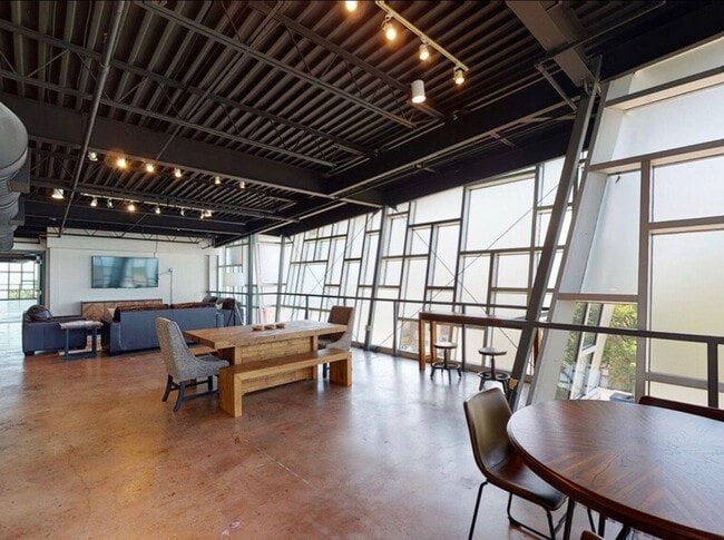 Photo - 139 N Barksdale St Unidad 103