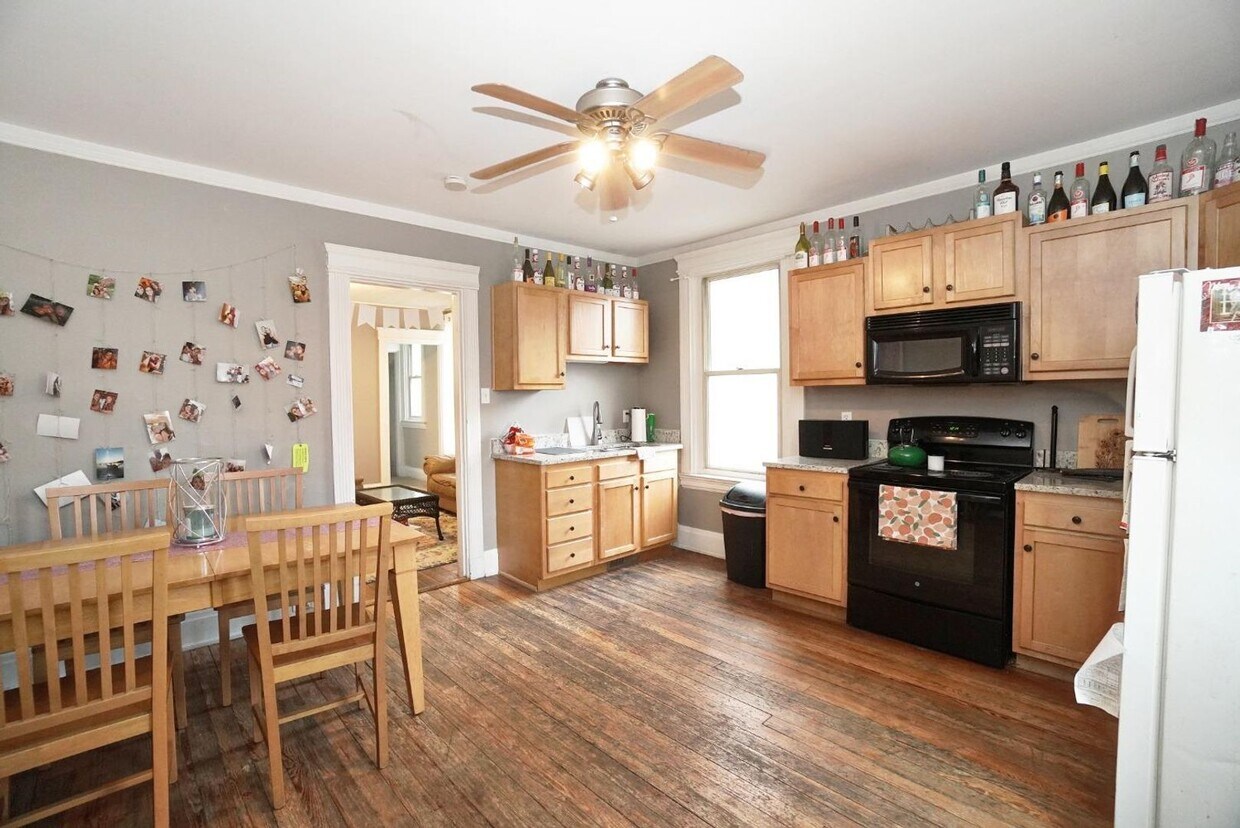 Awesome 4 Bed/ 2 Full Bath on Fairview Min... - Avail. August 2025 Awesome 6 Bed/ 2 Full B...