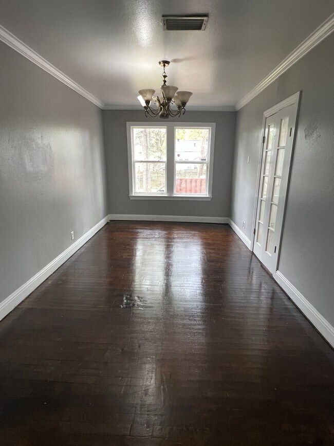Photo - 231 E Wyandotte St