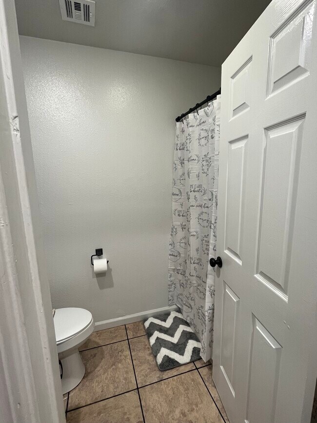 1112 Shellie Ln Condo Unit B Condo for Rent in Moss Bluff, LA