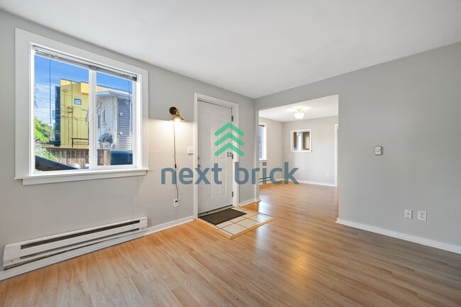 Building Photo - "Charming 2-Bed Retreat in Seattle's Heart – Cozy 840 Sq Ft Haven on 14th Ave West!" Unit B