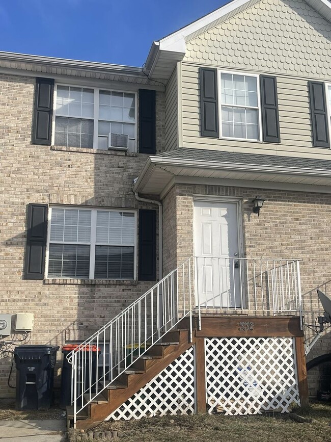 Townhouse located in Middletown - Townhouse located in Middletown