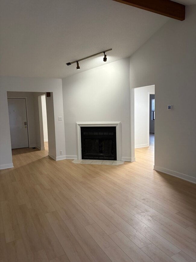 Building Photo - 312-314-314 W Charter Dr Unit 314