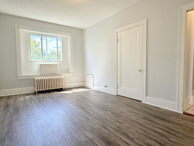 Building Photo - 1441 Wyandotte St E Unit 13