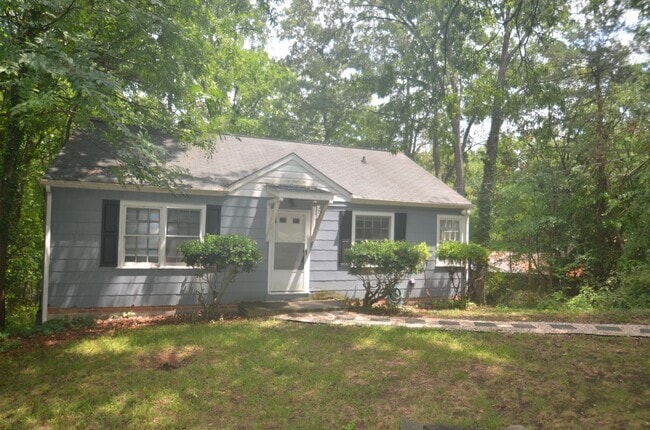 Building Photo - Charming Pet-Friendly Chapel Hill Cottage Minutes from UNC
