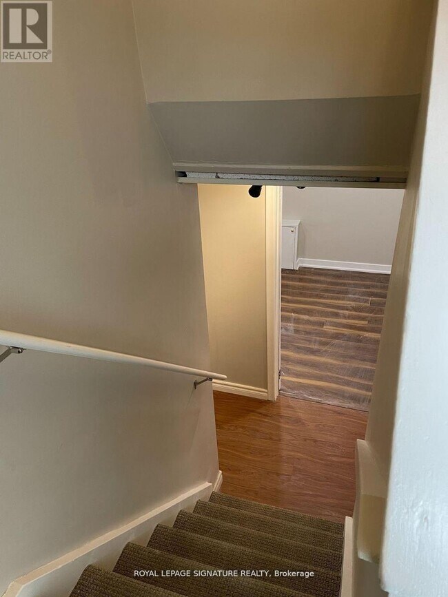 Photo - 1566 Northmount Ave