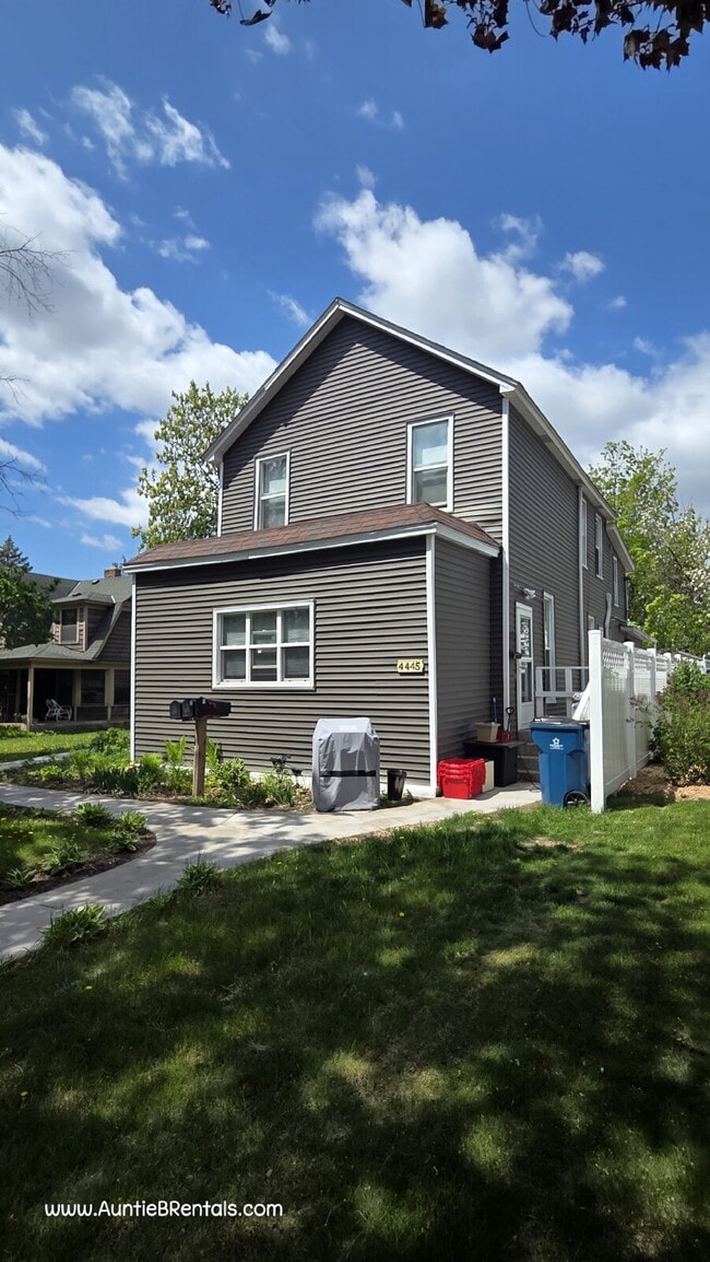 Building Photo - Triplex Lower Unit #1