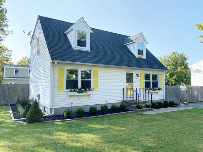 Located on a corner lot - please note that the fence has been removed - 8 Christine Rd House