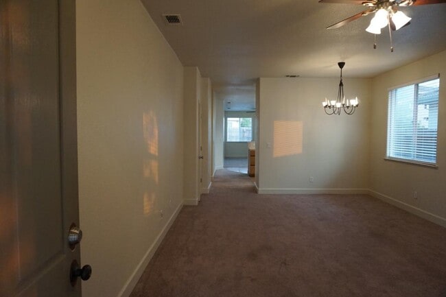 Photo - 424 Barclay Way