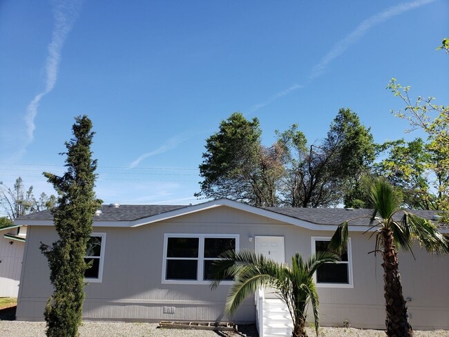 Building Photo - 24 X 60 MANUFACTURED HOME ON 1 1/3 ACRES
