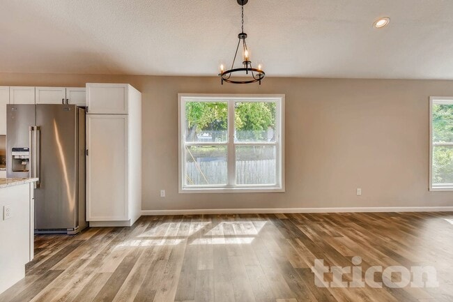 Photo - 457 Lawson Ave W