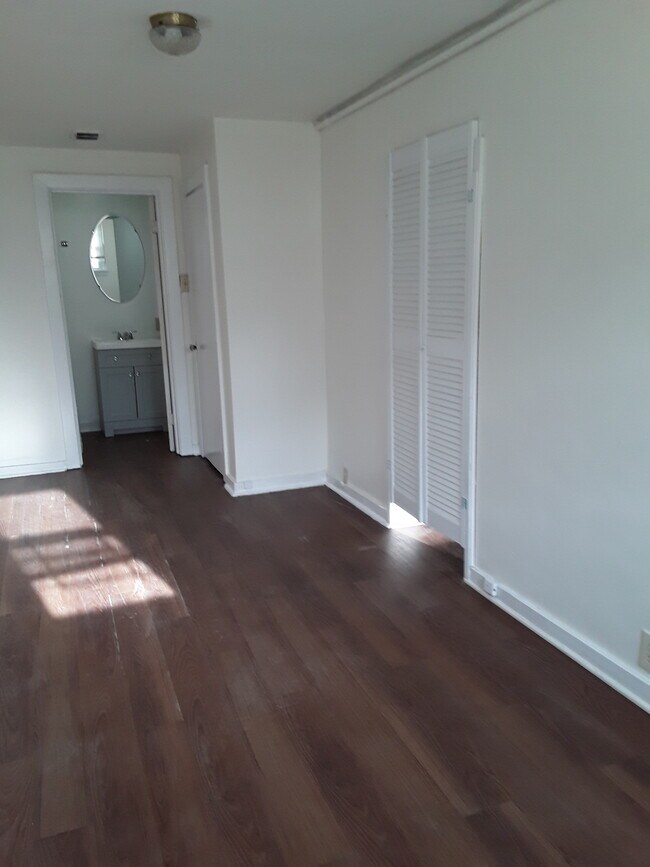 Roomy bedroom - 339 Semple St