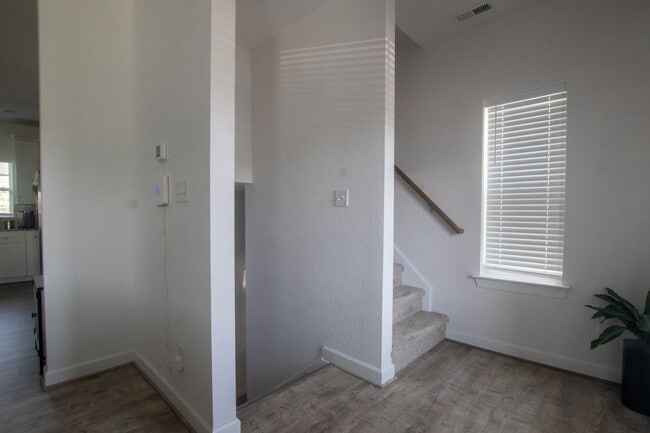 Photo - Contemporary 4bd/3.5ba in excellent location