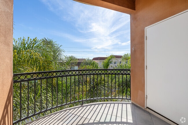 3BR, 2BA - 1,280SF - Balcony