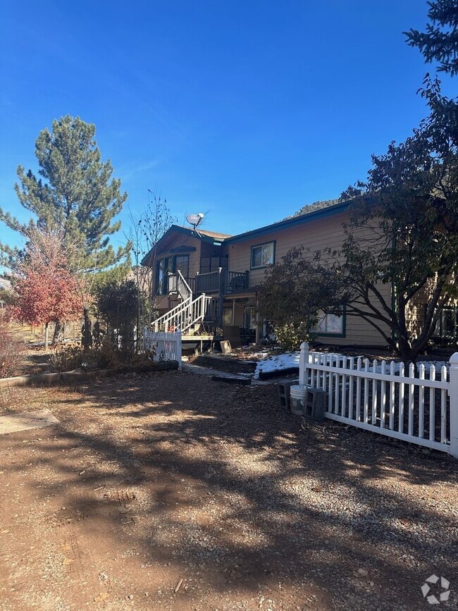 Building Photo - Two Bedroom One Bath Apartment In Carbondale