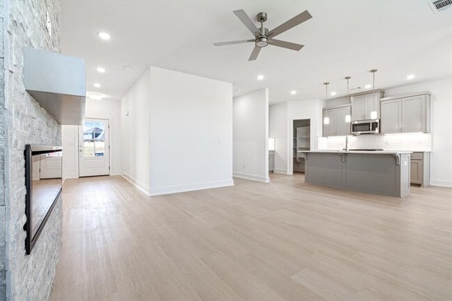 Building Photo - 7004 SW Orange Ave