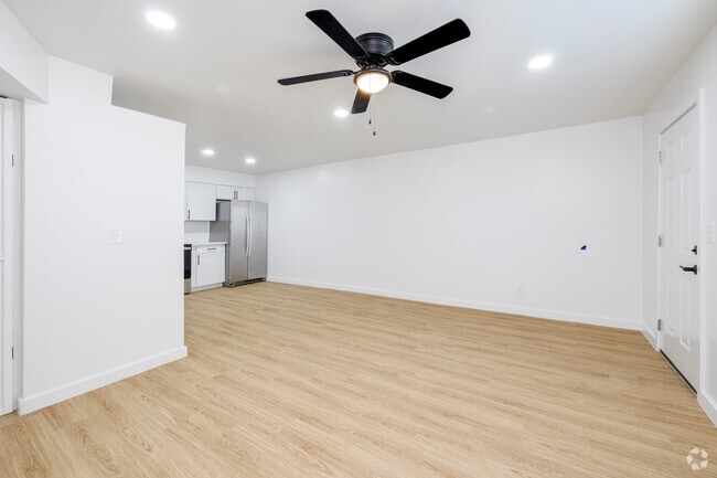 2 habitaciones, 1 baño - 700 pies cuadrados - Sala de estar - Madison at North Mountains