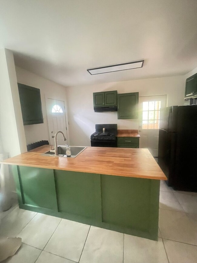 Building Photo - 204 S Ann St Unit 2