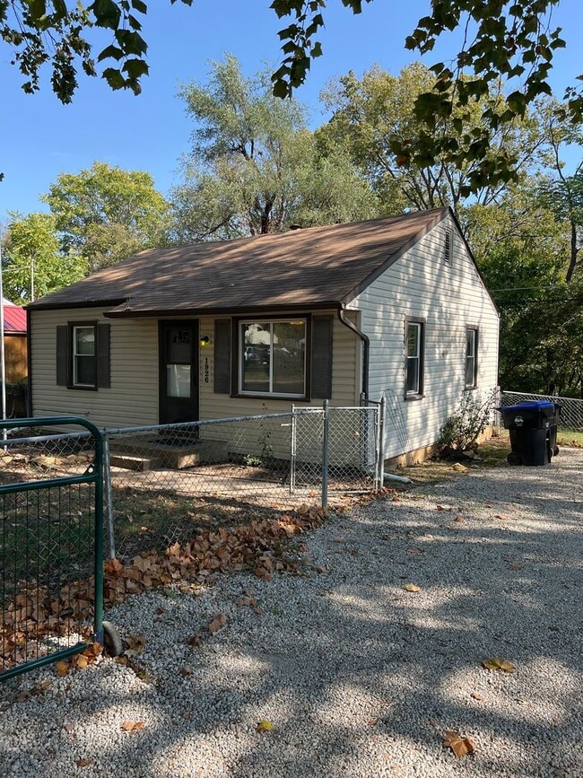 Building Photo - Don't miss out on this cozy home!