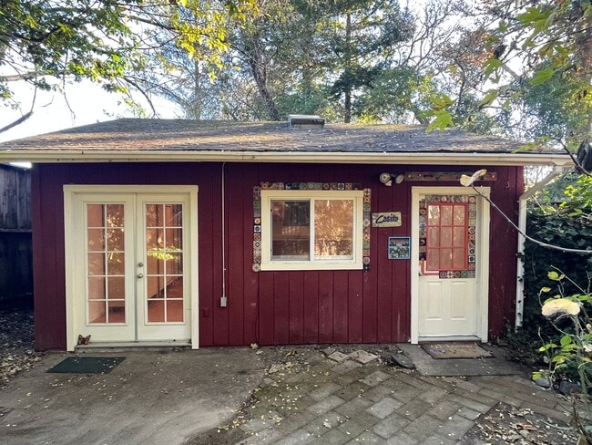 Building Photo - Gated Private Studio just minutes to downt...