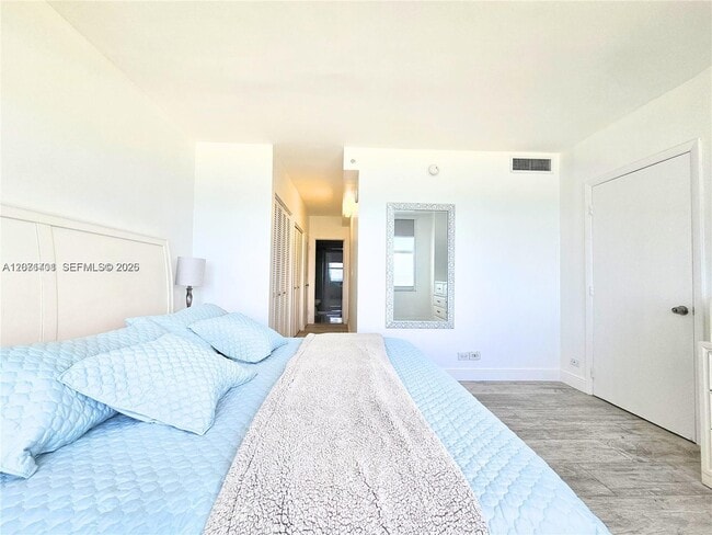 Photo - 5601 Collins Ave Unidad 1409