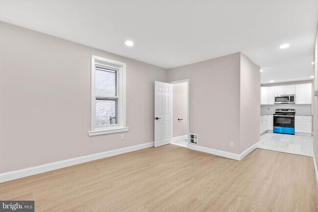 Photo - 4956 Baynton St