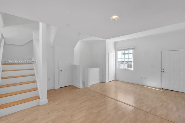 Photo - 2921 NE 185th St