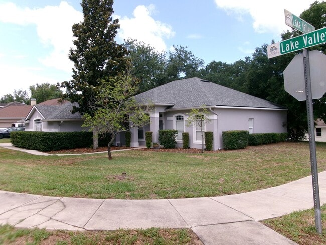 Photo - 4/2 on corner lot w/lake access