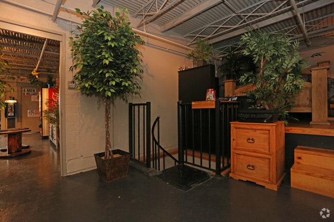 3 BD, 2 BA Penthouse - 1,500 SF