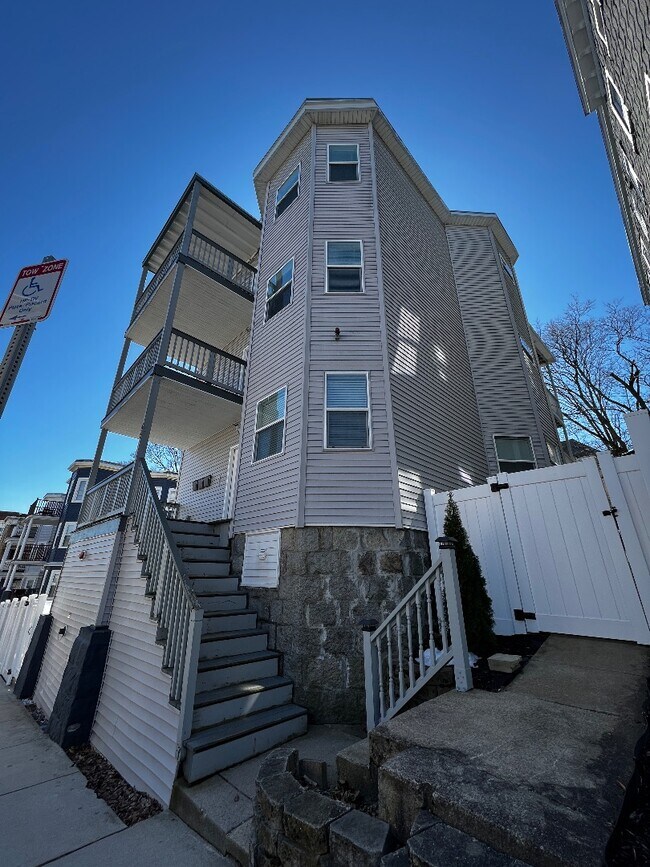 57 Woodford St