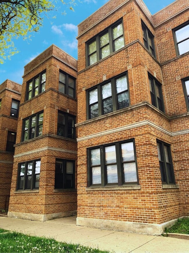 Photo - 4810 N Ridgeway Ave Apartment Unit 1