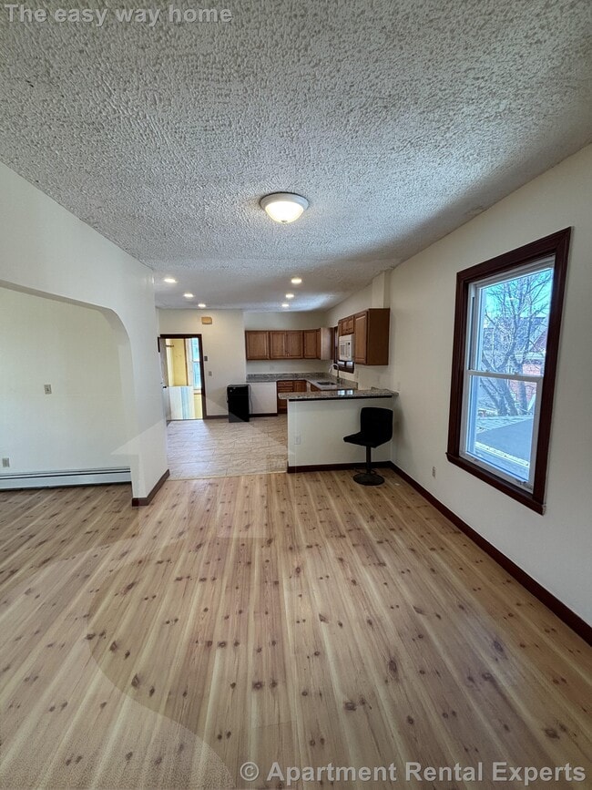 Building Photo - 569 Main St